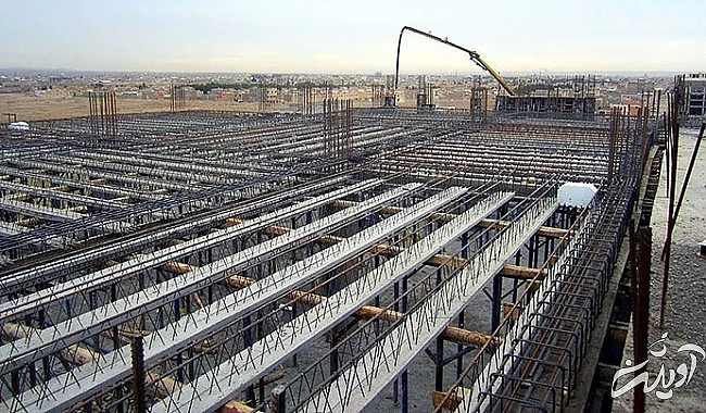 یکی از مراحل سفت کاری ساختمان، به تصویر کشیده شده است.